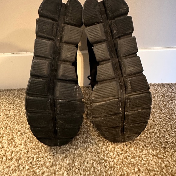 QC running shoes - Picture 3 of 5